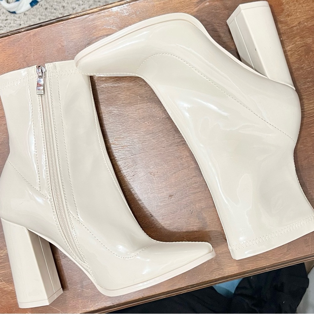 AZALEA WANG off white Dillan Patent Booties size 8 👢👡👢👡